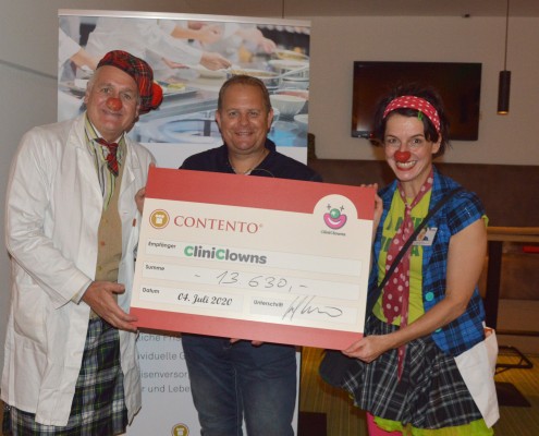 Emanuel Eisl/Geschäftsführung Contento (Bildmitte) bei Übergabe des Spendenschecks an die CliniClowns Austria ©Contento/Hotel Leonhard